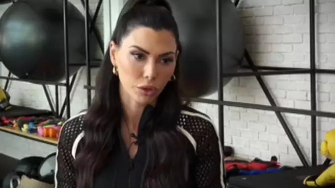 Ιωάννα Μπούκη: «Πολλές φορές φλερτάρουν τον Αντώνη Σρόιτερ μπροστά μου»