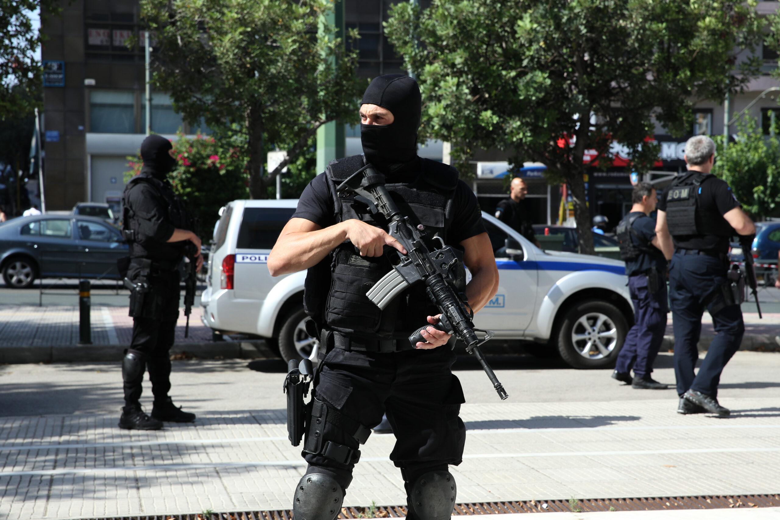 Αττική: Στη «φάκα» της ΕΛΑΣ συμμορία που έκανε ένοπλες ληστείες σε καταστήματα