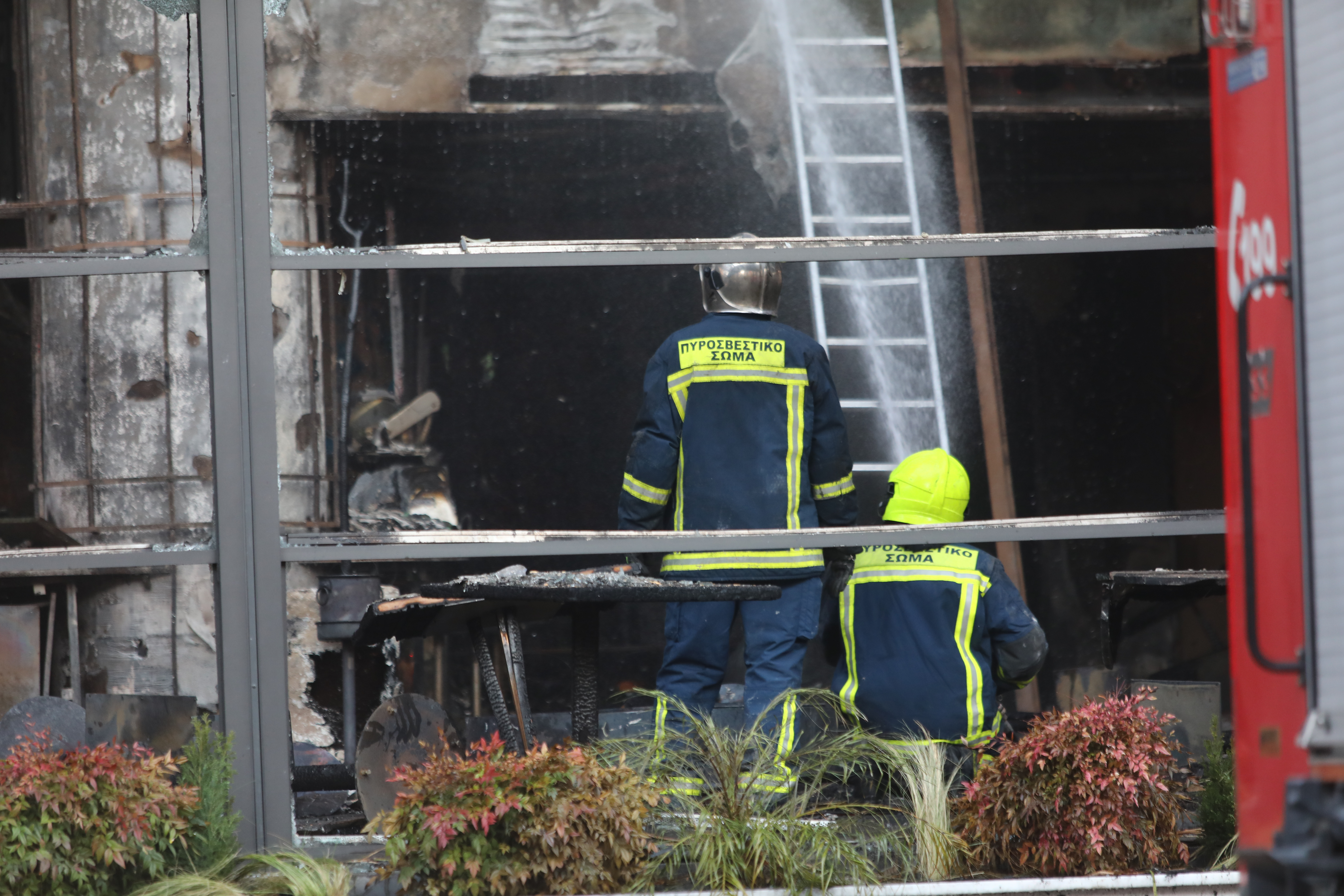 Υπό έλεγχο η φωτιά σε εστιατόριο στη Νέα Σμύρνη – Ένας τραυματίας