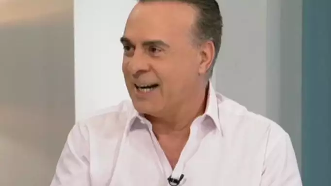 Ο Φώτης Σεργουλόπουλος αποκαλύπτει: «Ήμουν η Ελένη Κεσίδου – Καραγάτση, μια κοσμικιά που έγραφα τέρατα»