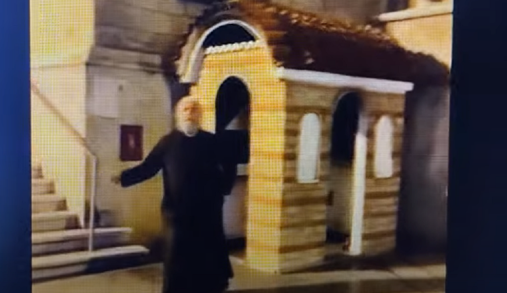 Viral έγινε ιερέας που έβριζε έξω από τον ΙΝ Παναγίας Δέξιας – «Μας είναι παντελώς άγνωστος», λέει η Μητρόπολη (ΒΙΝΤΕΟ)