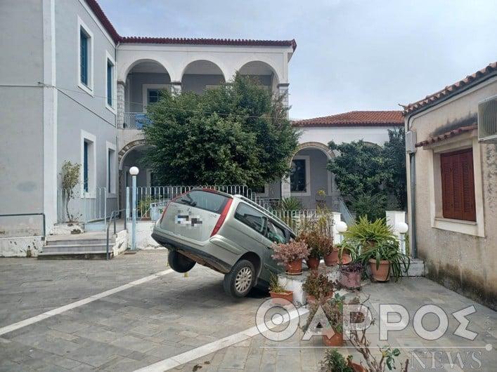 Καλαμάτα: Αυτοκίνητο κατέβηκε ένα-ένα τα σκαλιά μπροστά από το Ωδείο