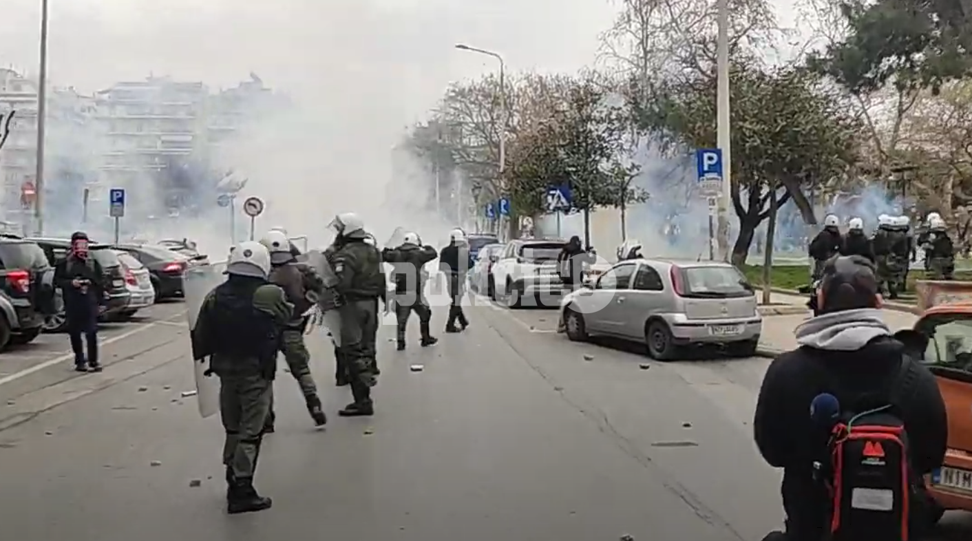 Θεσσαλονίκη: Ρίψη χημικών από τα ΜΑΤ – Επεισόδια στην πλατεία Αρχαίας Αγοράς (ΒΙΝΤΕΟ & ΕΙΚΟΝΕΣ)