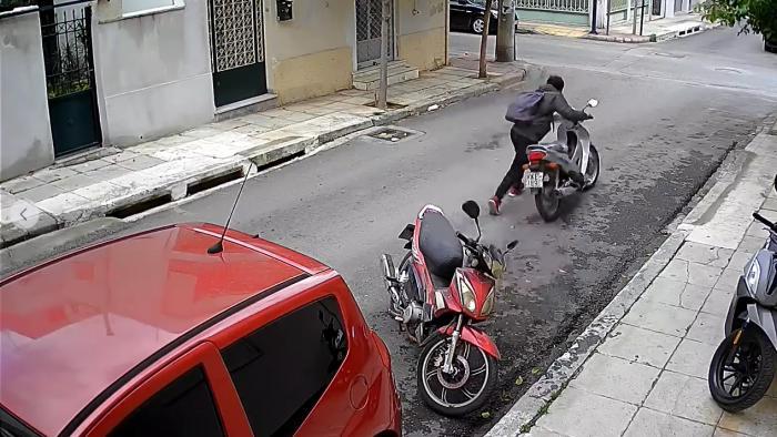 Αττική: Νεαρός έκλεψε μηχανάκι σε κλάσματα δευτερολέπτου (ΒΙΝΤΕΟ)