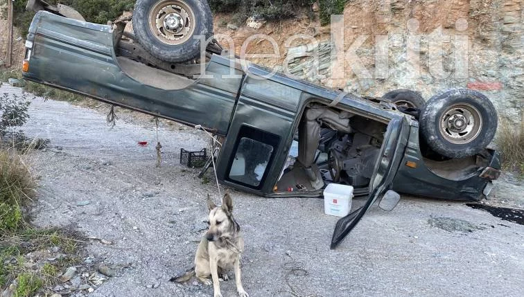 Κρήτη: Ανετράπη αγροτικό με σκύλο στην καρότσα