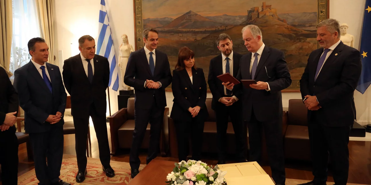 Σε ψυχρό κλίμα η συνάντηση Μητσοτάκη – Ανδρουλάκη μετά την αντιπαράθεση για τον πρωθυπουργό «άγνωστο Χ»