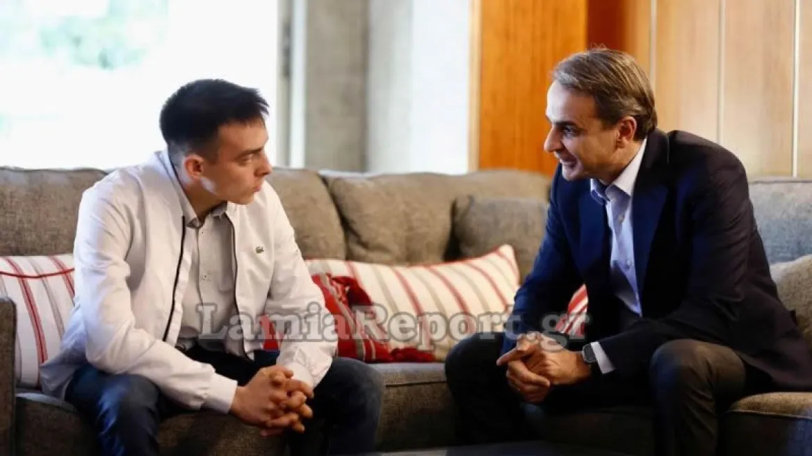Ο Μητσοτάκης ζήτησε να δει τον 22χρονο που έσωσε νήπιο από φλεγόμενο σπίτι στη Λαμία