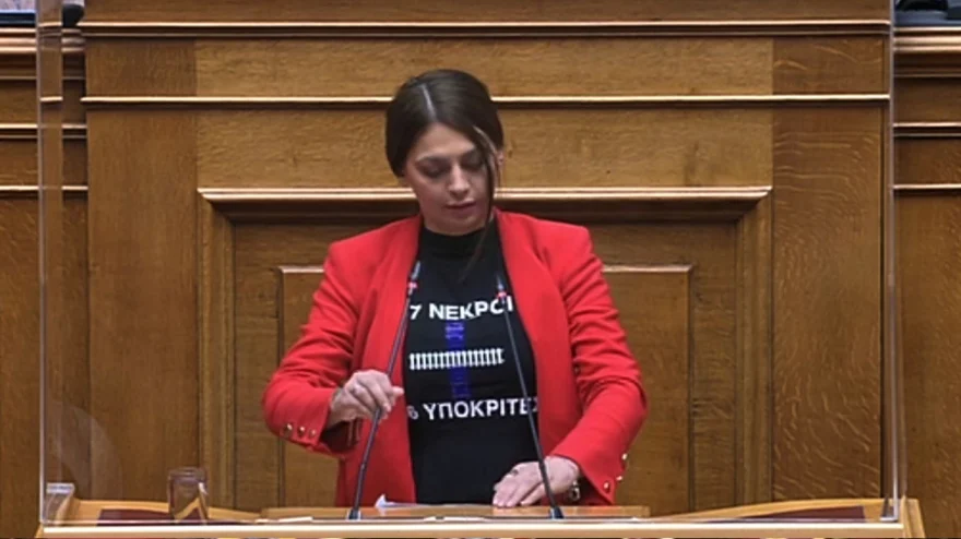 Κόντρα ΝΔ – ΜέΡΑ25 για τη μπλούζα της Μαρίας Αμπατζίδη στη Βουλή