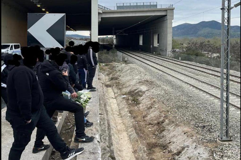 Στο σημείο που συγκρούστηκαν τα δύο τρένα οι οπαδοί του ΠΑΟΚ – «Όσο σάπια και να είναι αυτή η κοινωνία θα παλέψουμε για να την ανατρέψουμε»