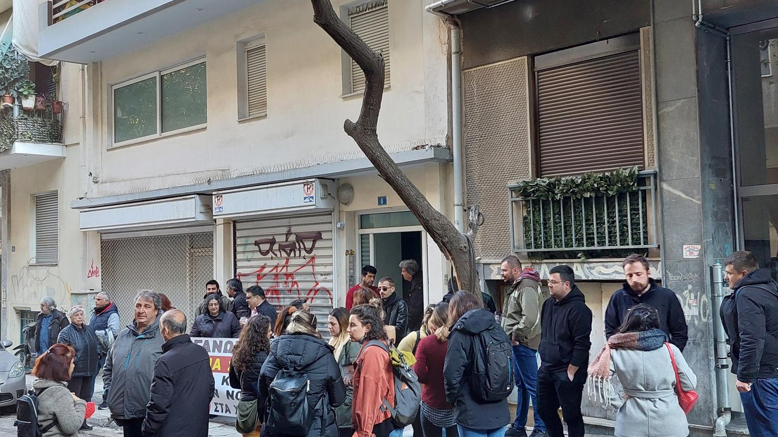 Μπλόκο από το ΠΑΜΕ σε έξωση αυτοαπασχολούμενου από την οικία του -«Τα σπίτια του λαού τα σώζει ο λαός»