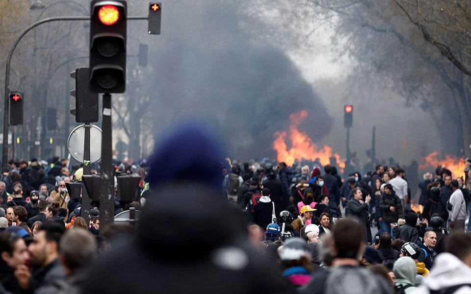 Συνεχίζονται οι διαδηλώσεις στη Γαλλία – Συνάντηση με την αντιπολίτευση θα έχει η πρωθυπουργός