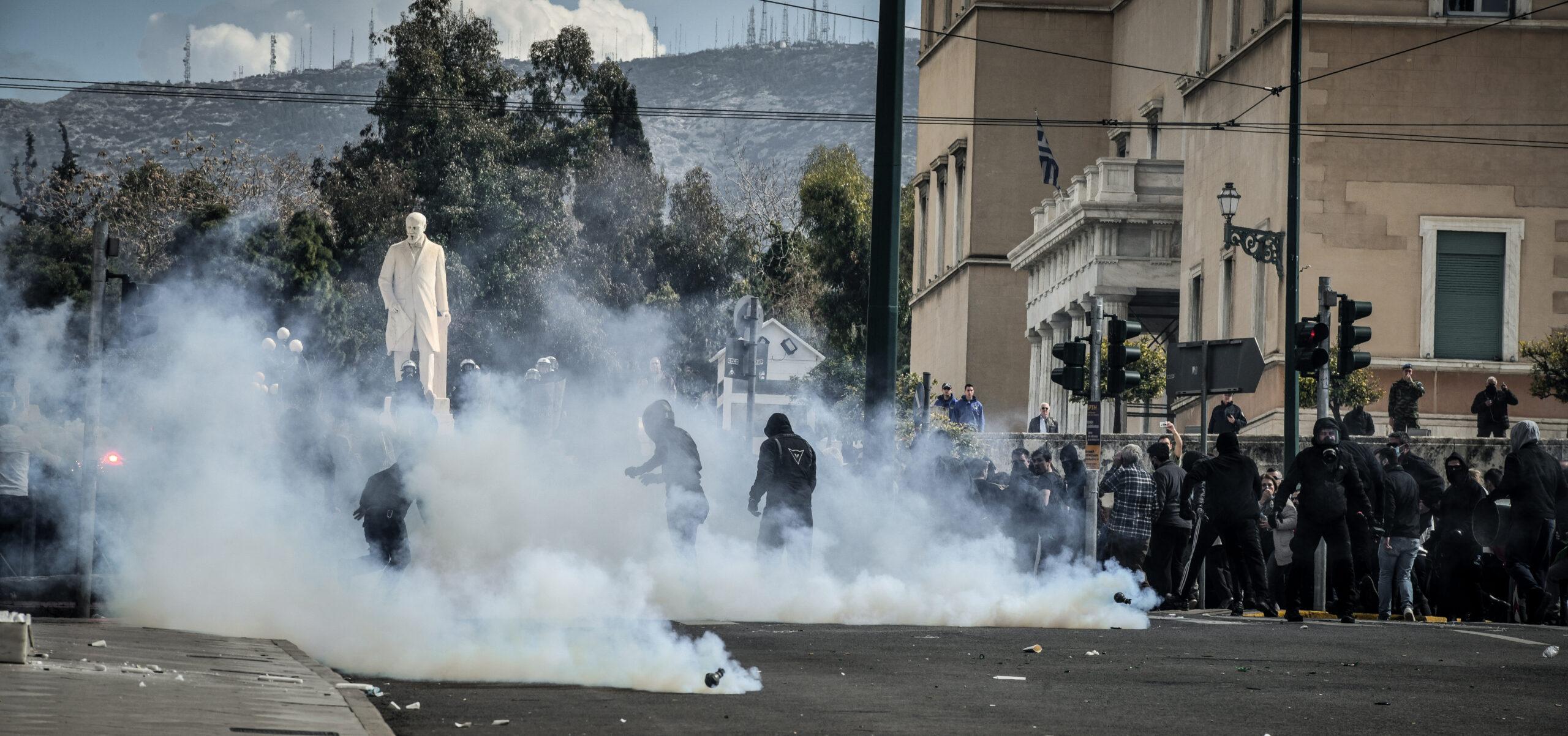 Σύνταγμα: Επεισόδια μετά το συλλαλητήριο για τα Τέμπη
