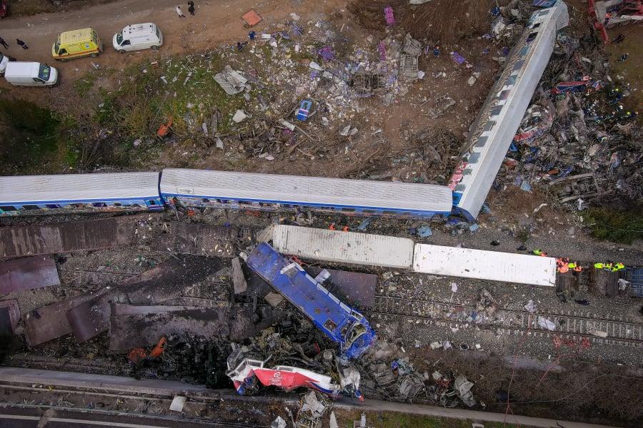 Τέμπη: Μια «ανάσα» πριν το 1.000.000 το ψήφισμα για την απόδοση ευθυνών