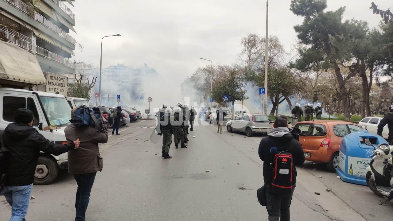 Θεσσαλονίκη: Επεισόδια μετά την πορεία για τα Τέμπη – Πέτρες και χημικά (ΕΙΚΟΝΕΣ- ΒΙΝΤΕΟ)