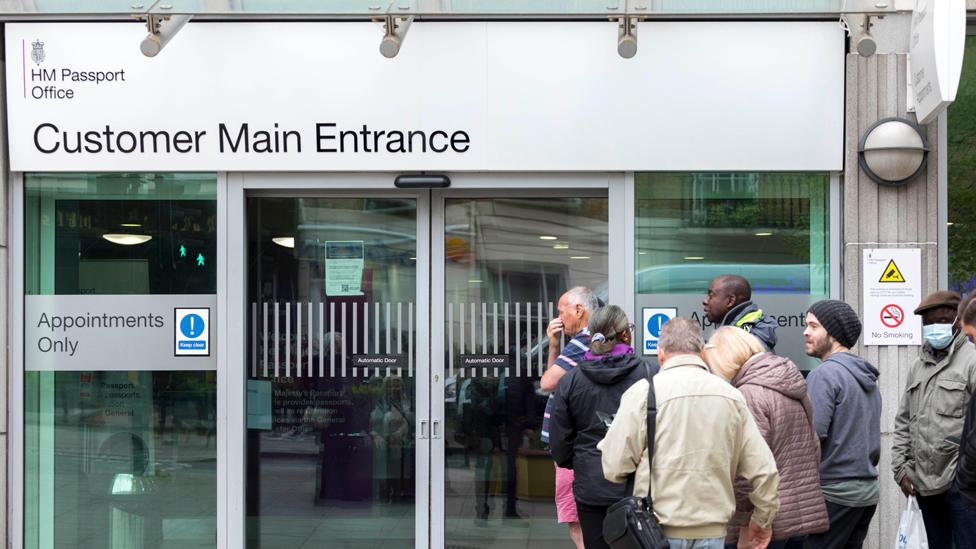 Βρετανία: Απεργία πέντε εβδομάδων ξεκίνησαν οι εργαζόμενοι στην υπηρεσία έκδοσης διαβατηρίων