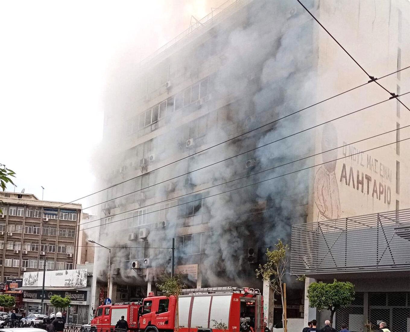 Πειραιάς: Μεγάλη φωτιά σε κατάστημα με χρώματα – Ισχυρές πυροσβεστικές δυνάμεις (ΦΩΤΟ κ ΒΙΝΤΕΟ)
