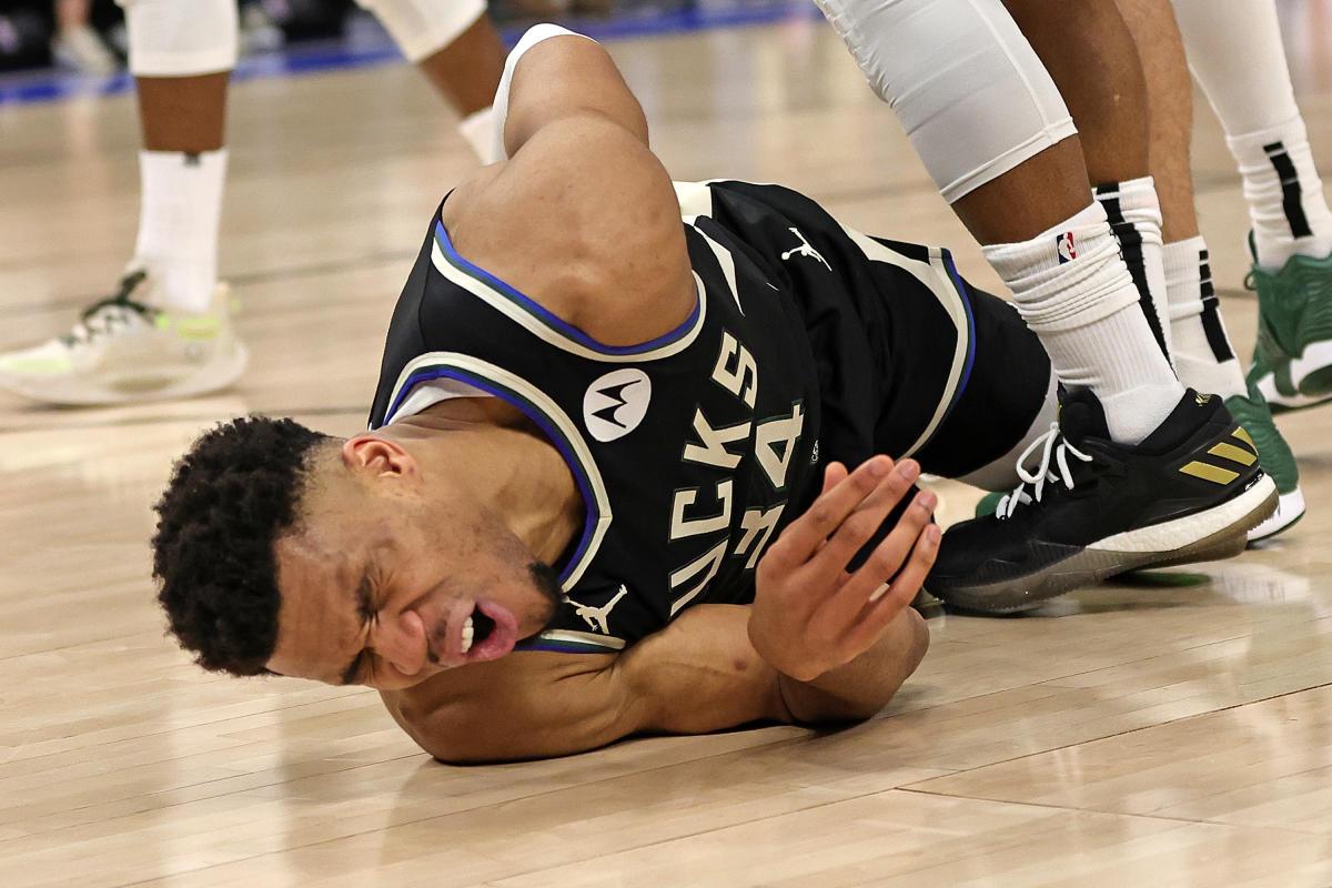 NBA: Σοκαριστική πτώση στο παρκέ για τον Γιάννη – Τραυματίστηκε στη μέση ο Greek Freak (ΒΙΝΤΕΟ)