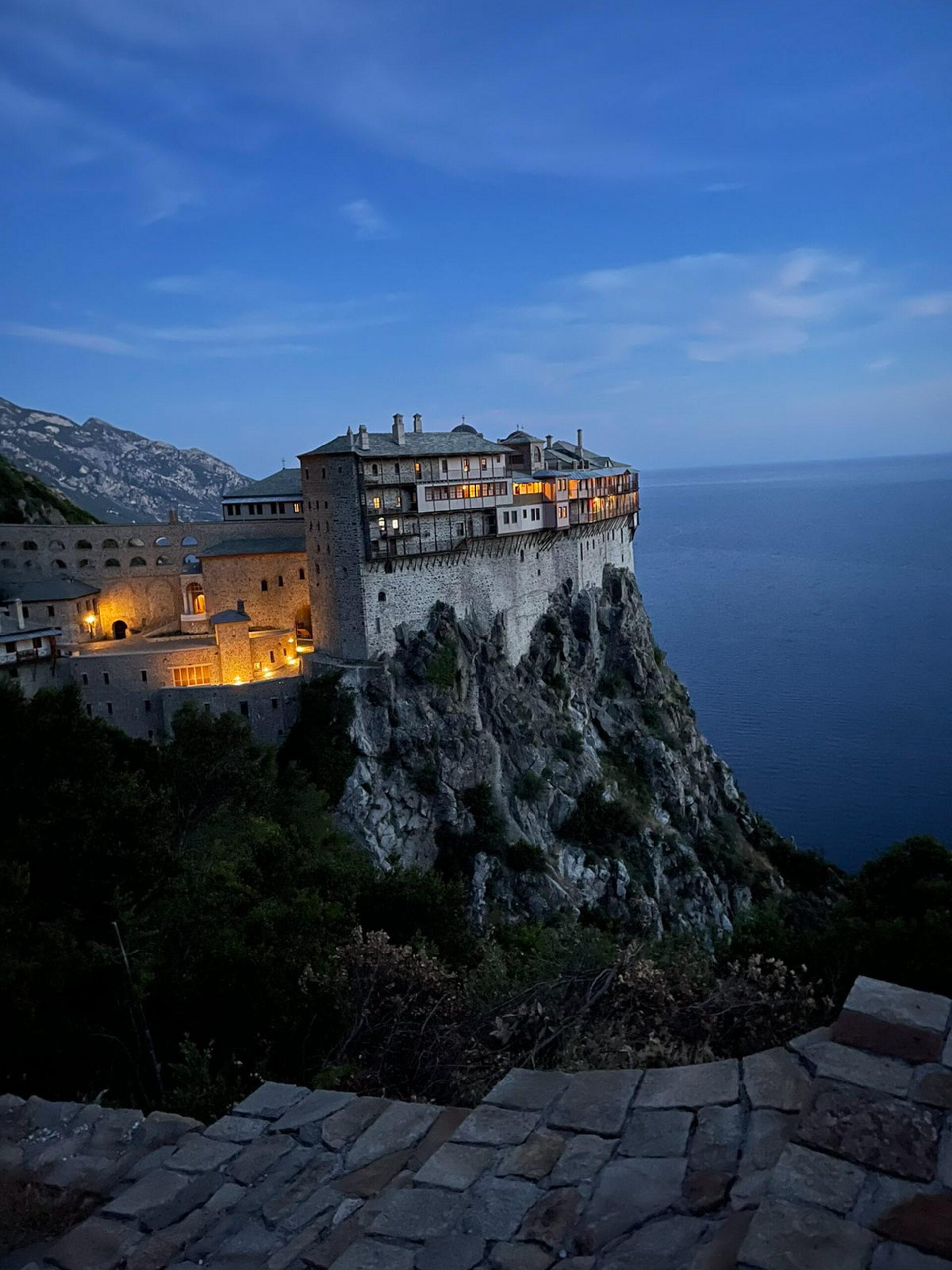 Θρίλερ με σορό στο Άγιο Όρος, πιθανόν πρόκειται για αγνοούμενο μοναχό