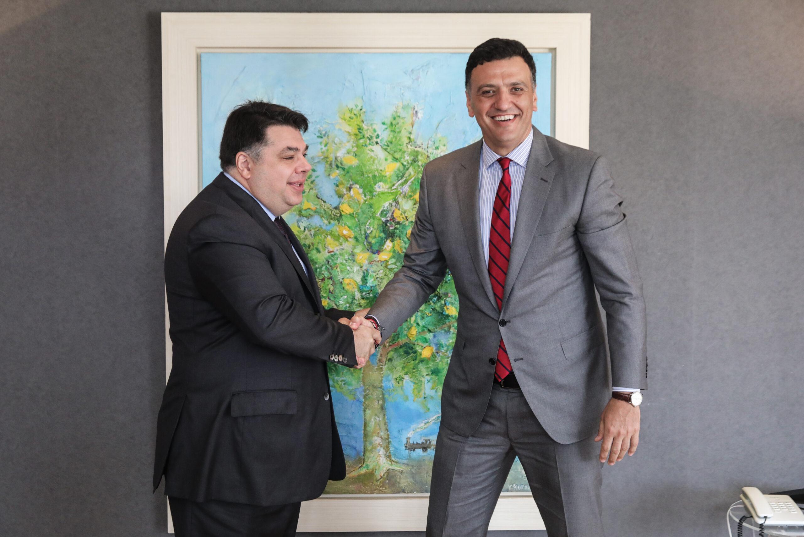 Κικίλιας-Τσούνης: Ενισχύονται τα έσοδα και οι σχέσεις με τις ΗΠΑ – Προσπάθεια και για επιπλέον απευθείας πτήσεις προς την Ελλάδα