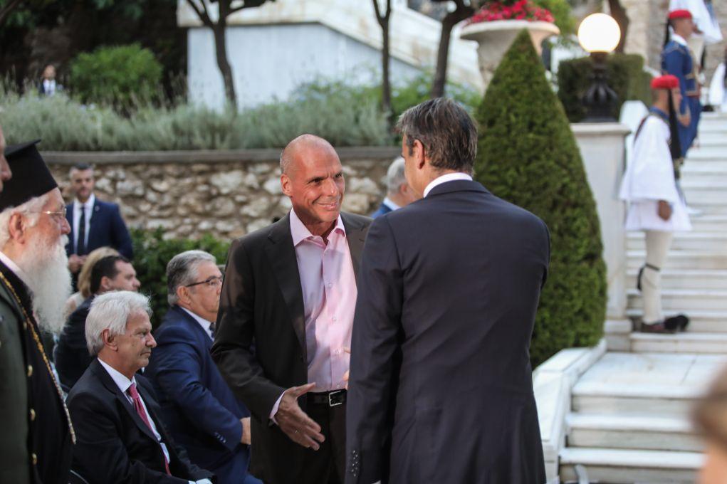 Μητσοτάκης – Βαρουφάκης: Οι μαντινάδες για το σχέδιο «Δήμητρα» και το… σουβλάκι