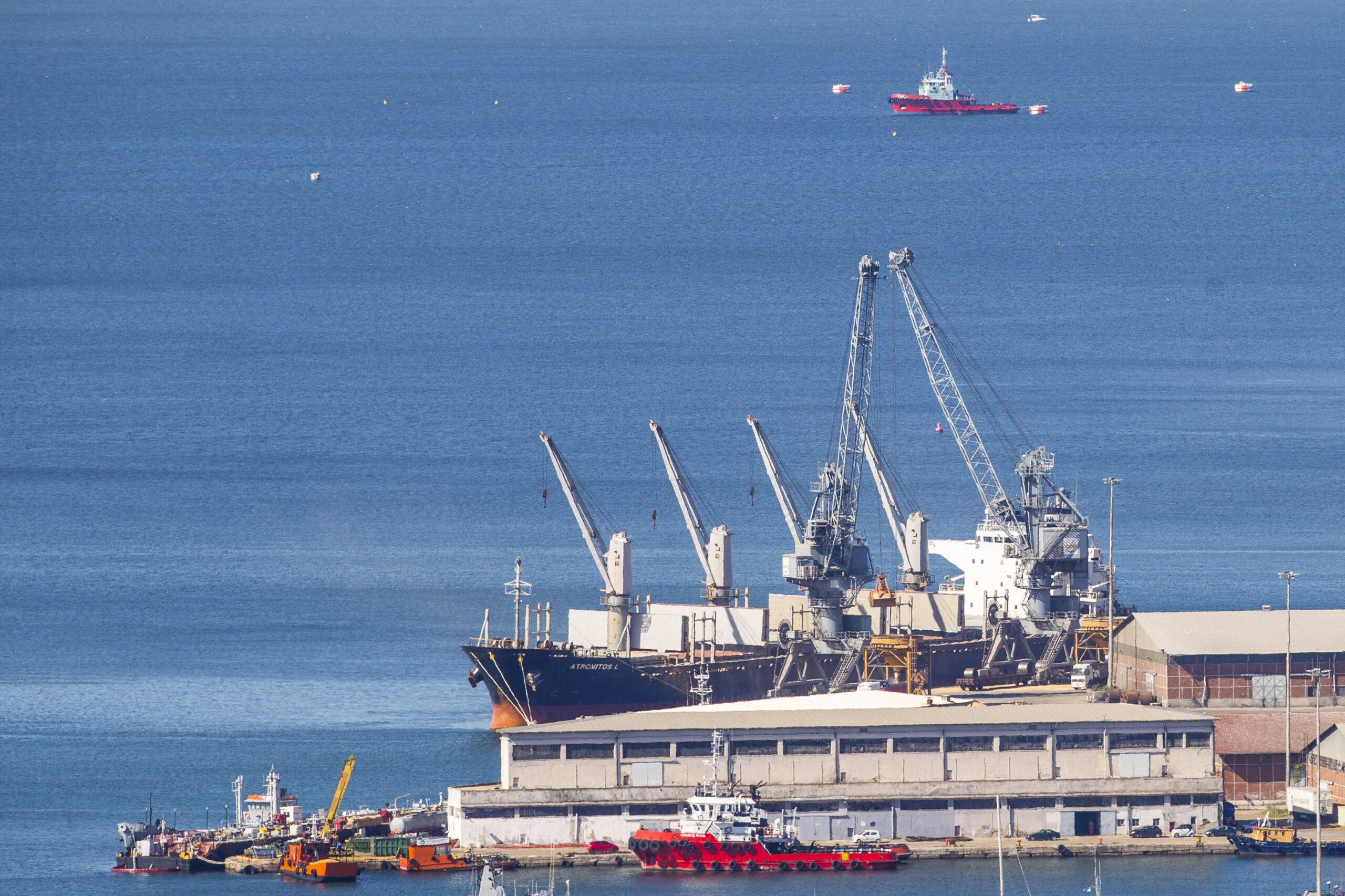 Θεσσαλονίκη: Ολοκληρώθηκε η επιχείρηση καθαρισμού των υδάτων στο σημείο που υπερχείλισε η δεξαμενή πετρελαίου