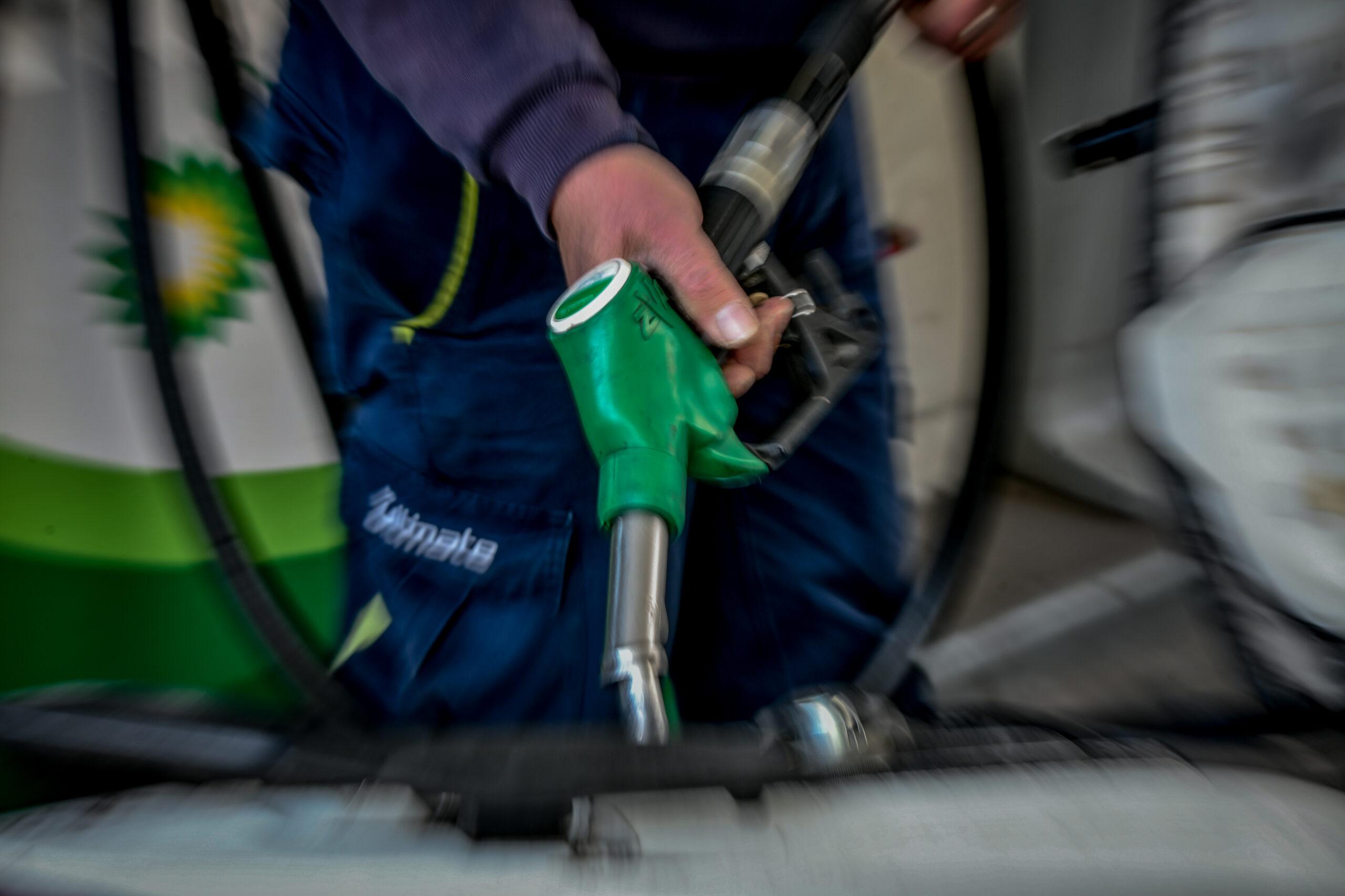 Πάσχα με βενζίνη στα 2 ευρώ το λίτρο
