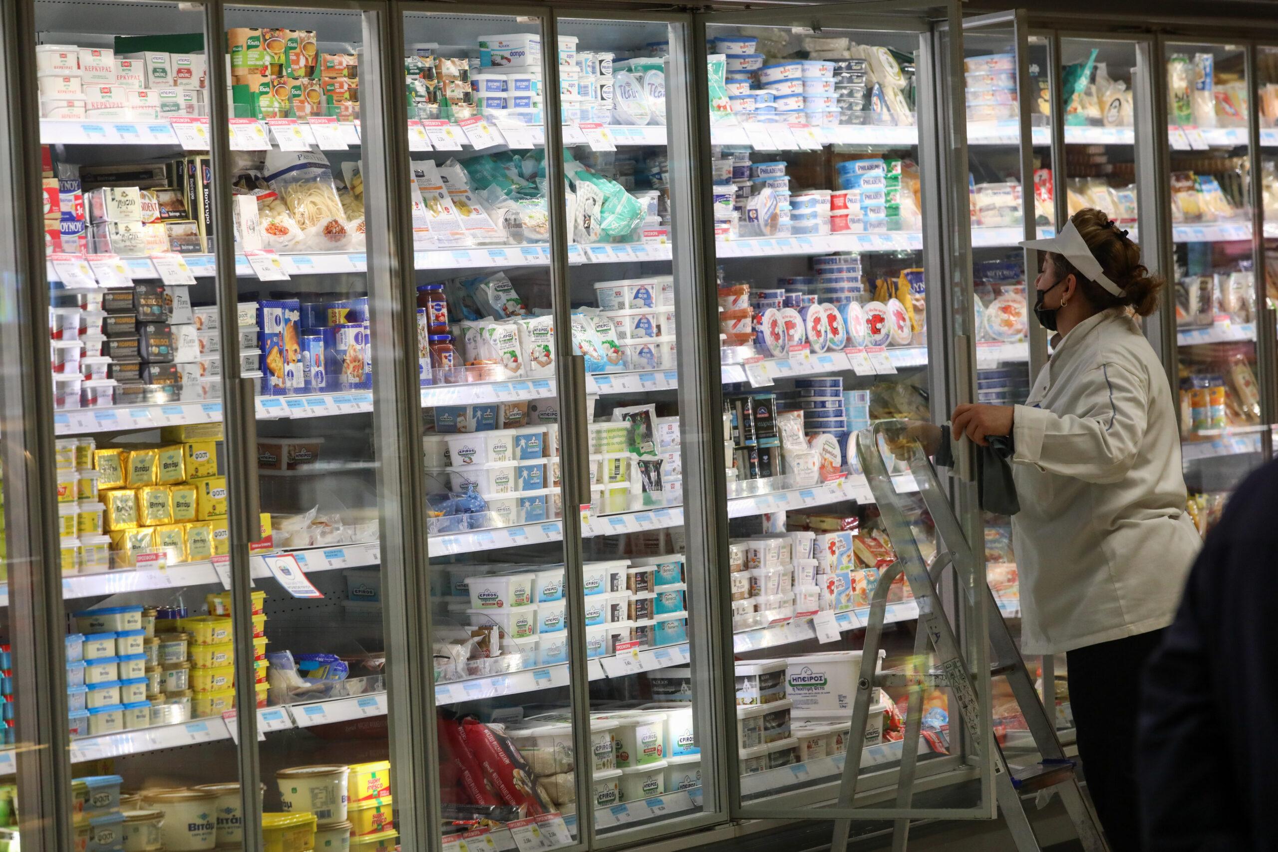 ΟΟΣΑ: Ο πραγματικός μισθός στην Ελλάδα μειώθηκε κατά 7,4% λόγω πληθωρισμού