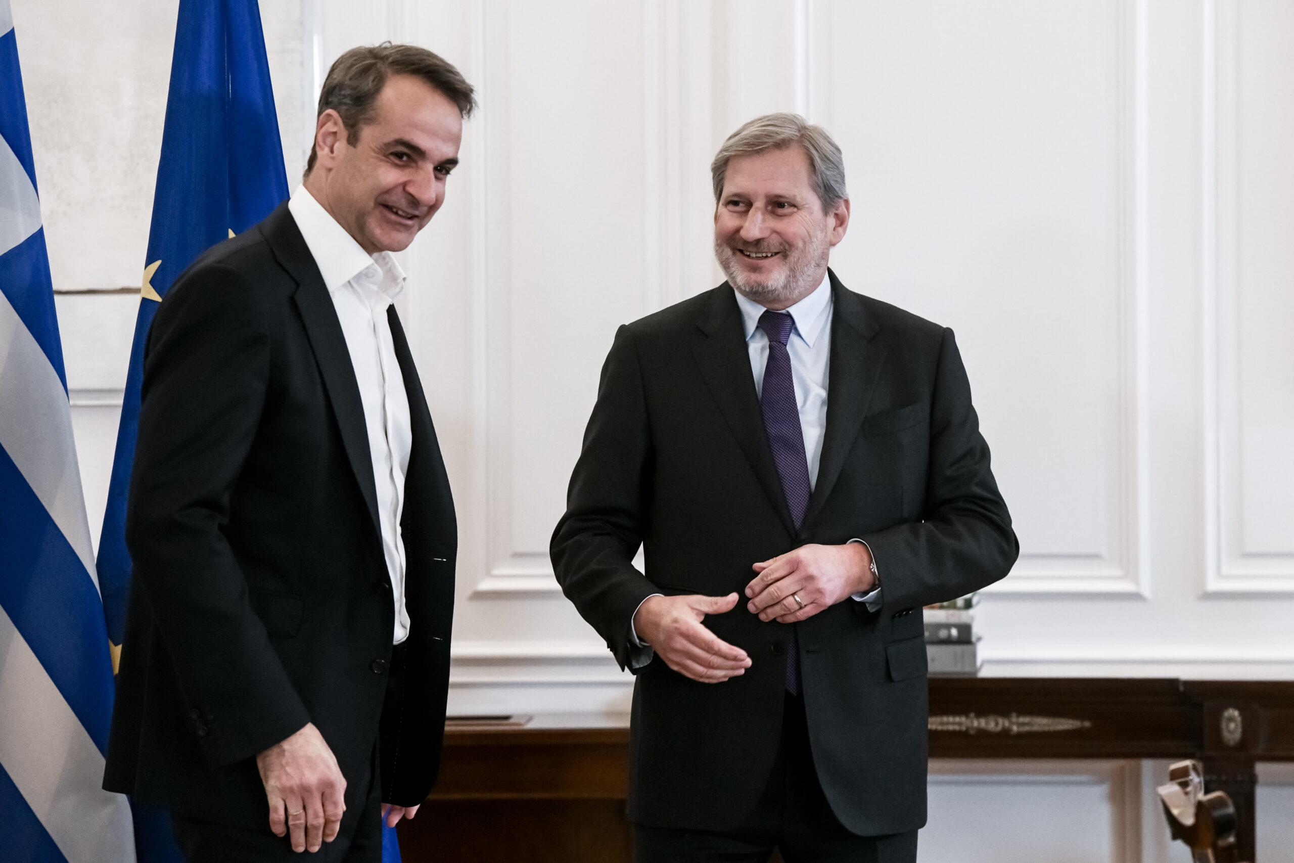 Συνάντηση Μητσοτάκη με τον Ευρωπαίο Επίτροπο αρμόδιο για Προϋπολογισμό και Διοίκηση