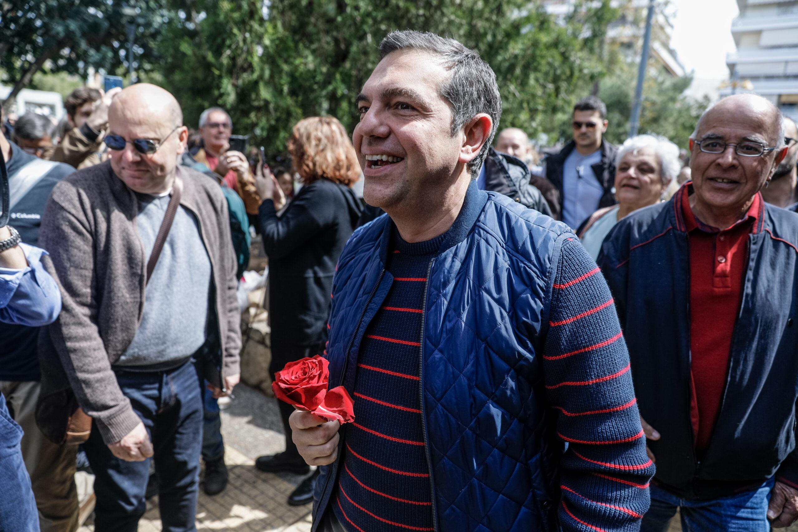 Στη Νέα Σμύρνη ο Αλέξης Τσίπρας – Μίλησε στον κόσμο από την πλατεία της περιοχής (ΕΙΚΟΝΕΣ)
