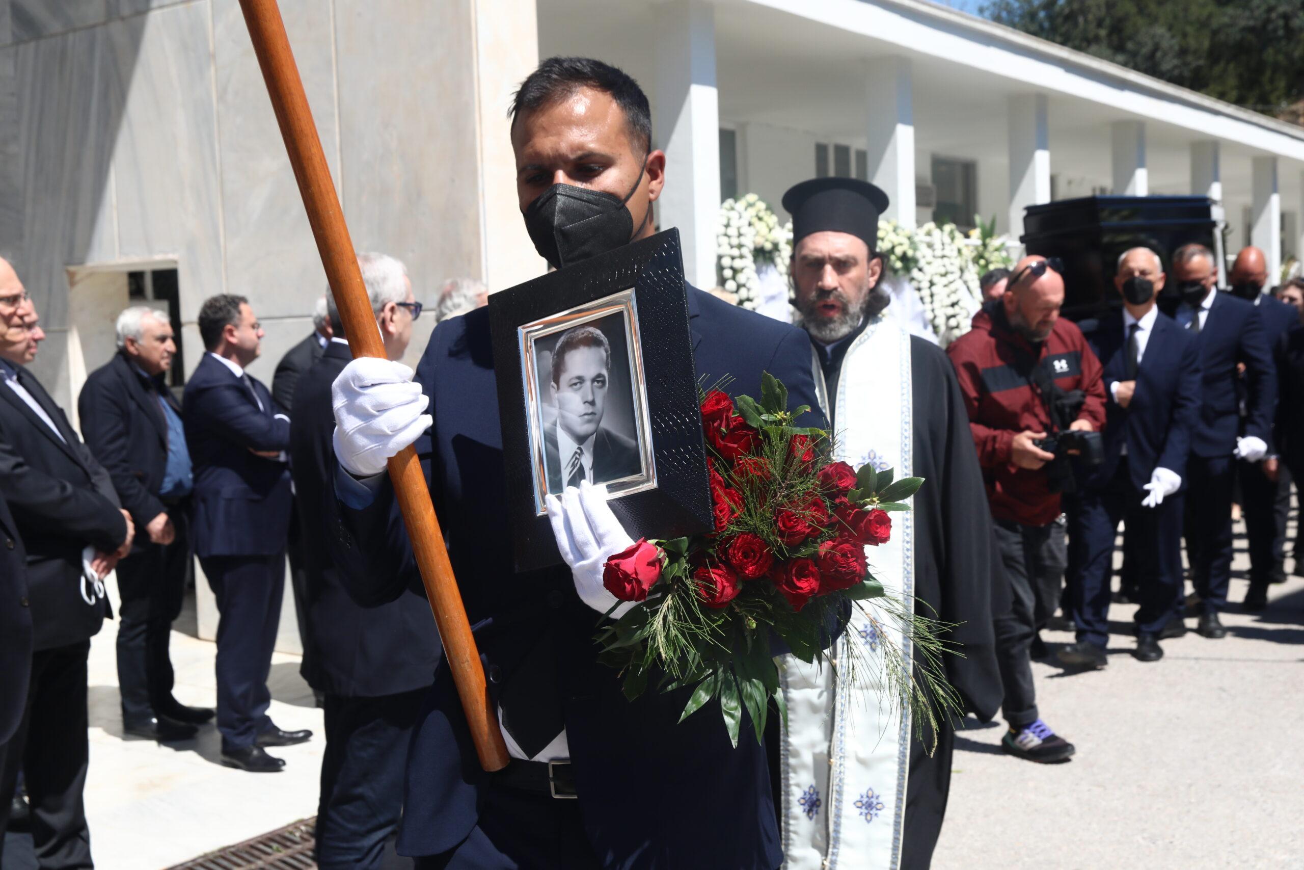 Σήμερα το τελευταίο αντίο στον Γιώργο Μπόμπολα -Εικόνες από το Α΄νεκροταφείο