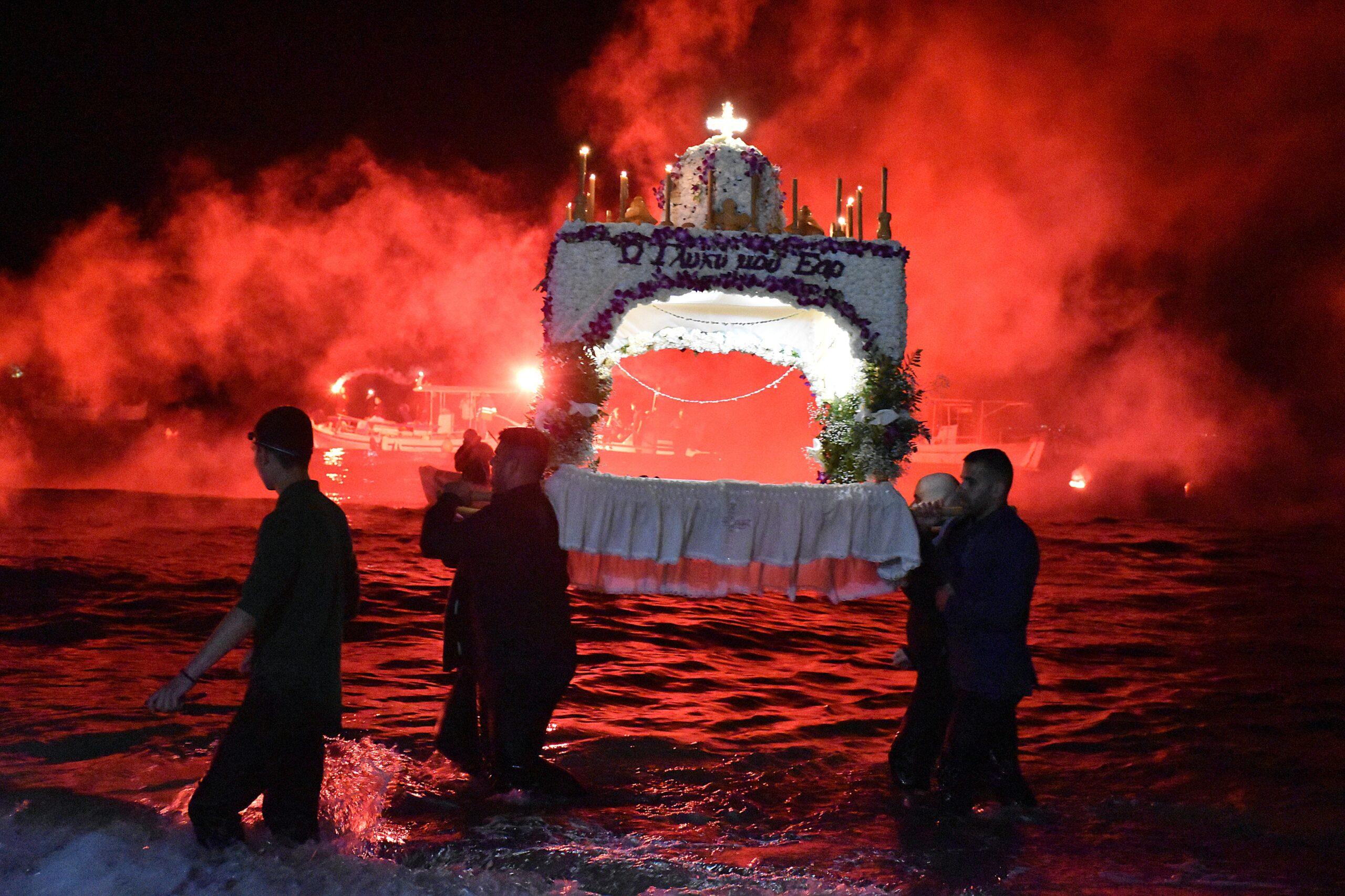 Κέρκυρα: Η μοναδική περιφορά Επιταφίου που γίνεται Μεγάλο Σάββατο – Έθιμο που διατηρείται από το 1574