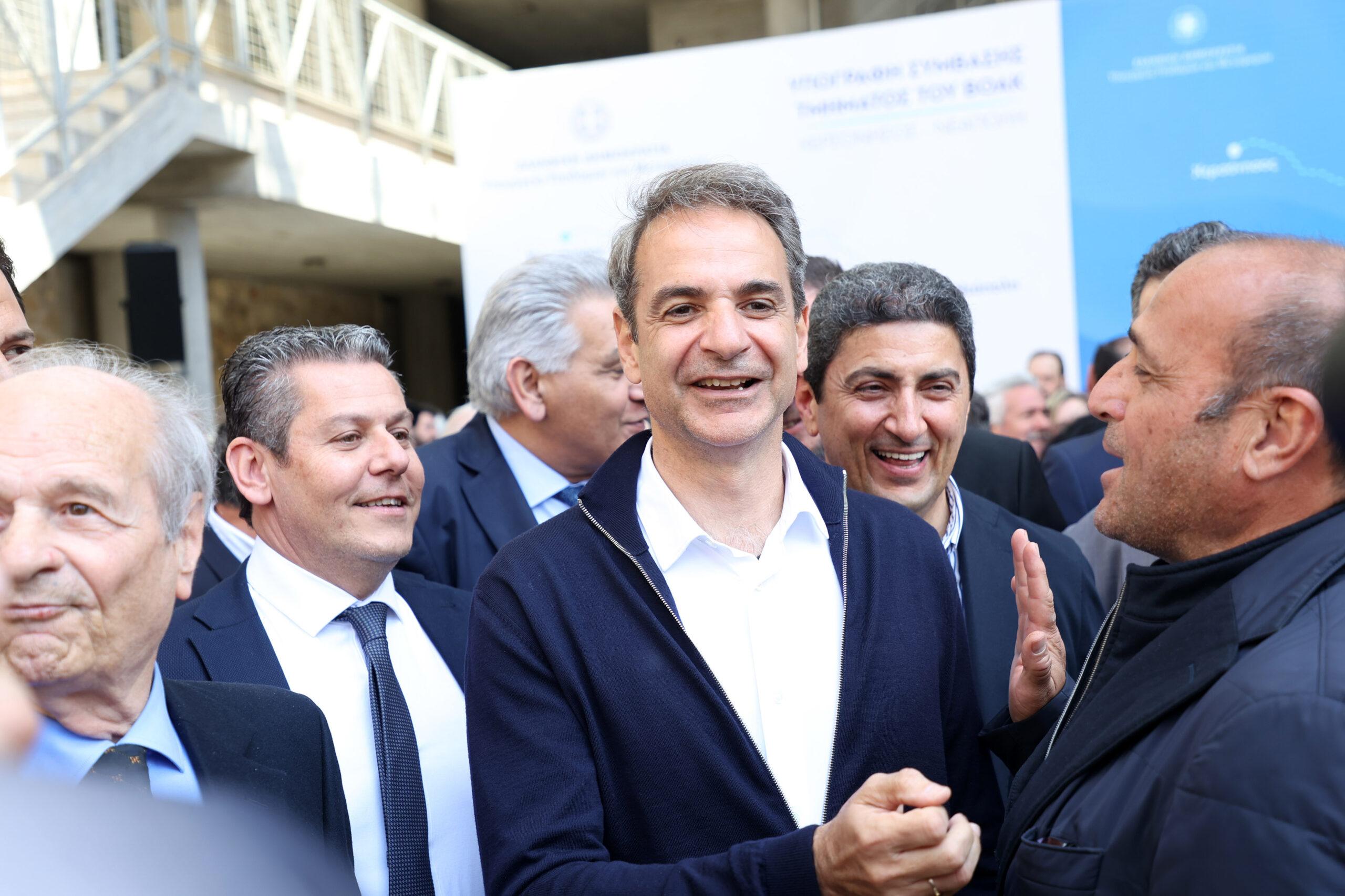 Μητσοτάκης στο Tik Tok: Γιατί η Μαρέβα του έφερε την ανθοδέσμη στο κεφάλι