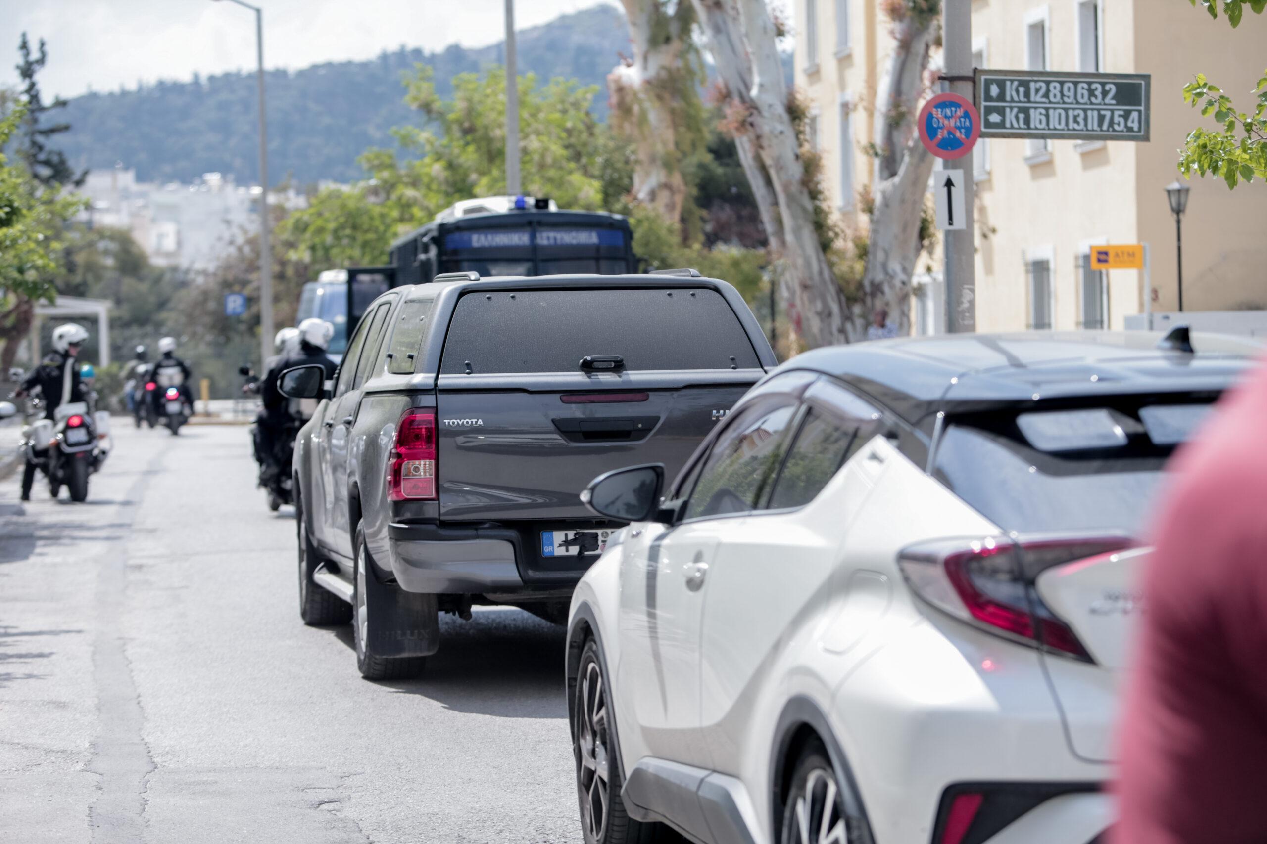 Στην Ευελπίδων τα αδέρφια που συνελήφθησαν για τη δολοφονία του Γιώργου Καραϊβάζ