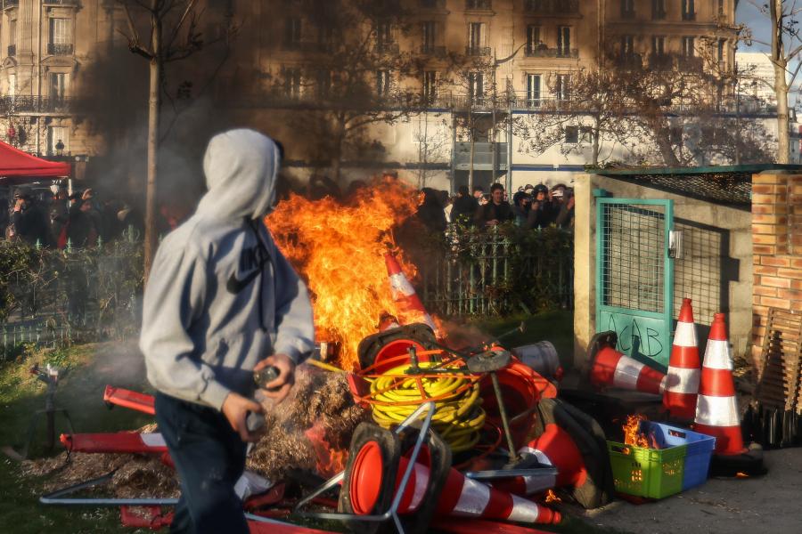 Εξαγριωμένοι διαδηλωτές μπαίνουν στα γραφεία της Louis Vuitton στην Γαλλία