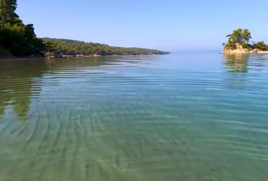 Η μαγευτική παραλία των Ελληνικών στη Βόρεια Εύβοια με το νησάκι του Αγίου Νικολάου που απέχει ελάχιστα από την ακτή