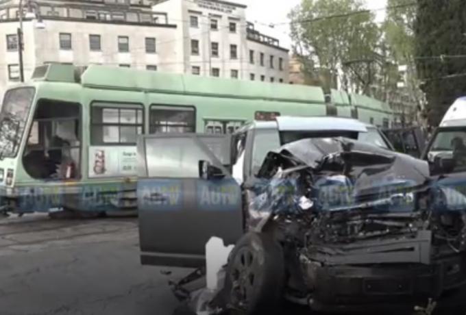 Ο Ιμόμπιλε τράκαρε με τραμ – Μεταφέρθηκε στο νοσοκομείο