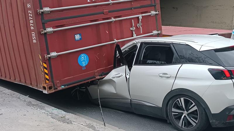 Τροχαίο είχε ο Μπράιαντ Ντάνστον – Κοντέινερ έπεσε στο αυτοκίνητό του (ΒΙΝΤΕΟ)