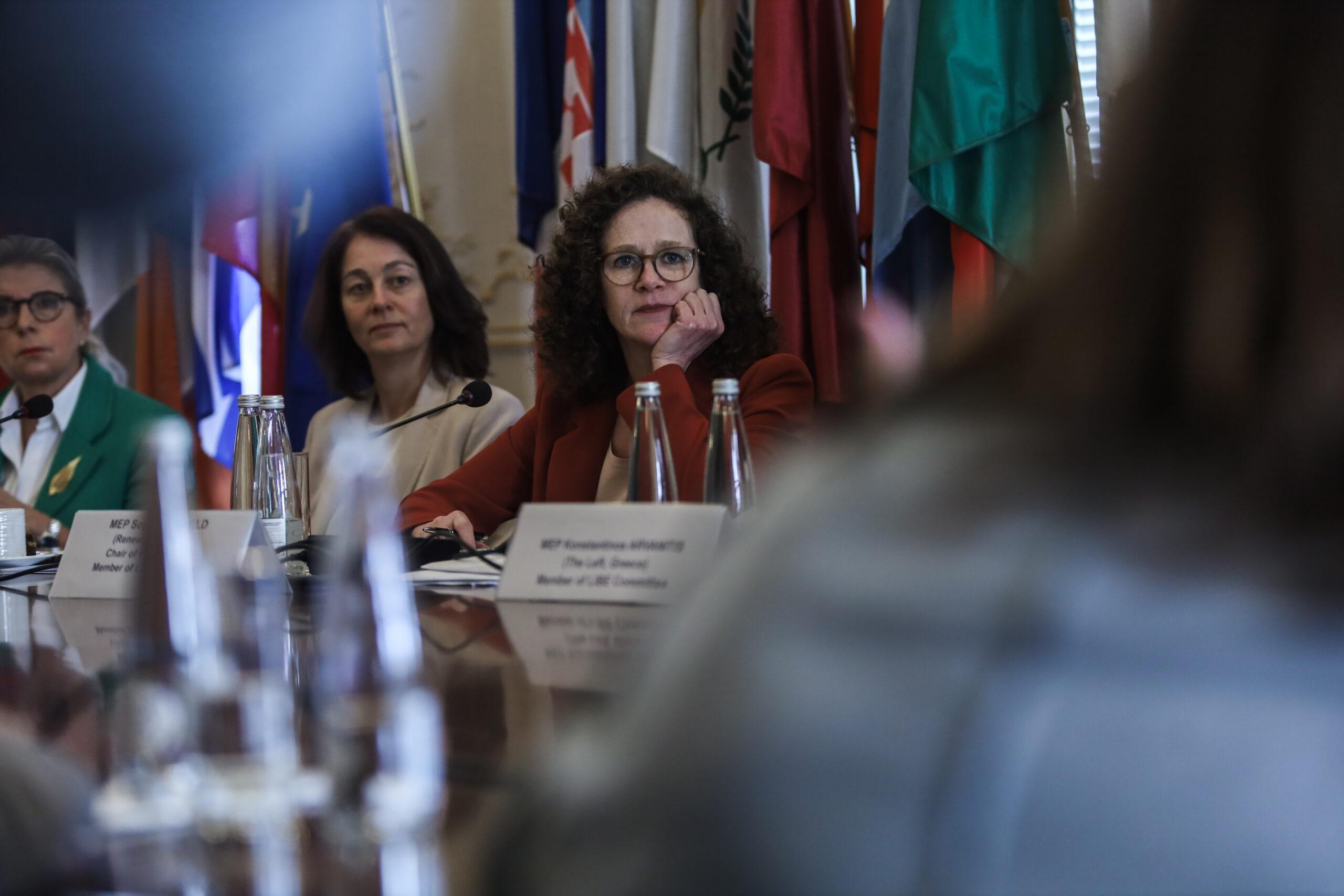 Επιτροπή LIBE: Πόρισμα-κόλαφος για την Ελλάδα – Τι λέει για κράτος δικαίου, θεμελιώδη δικαιώματα και ελευθερία του Τύπου