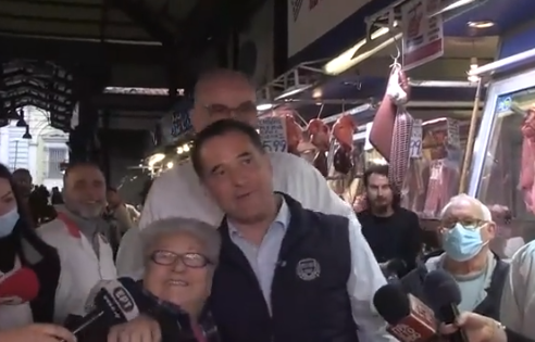 «Φυσικός και όμορφος. Και άβαφτος!…» είπε ηλικιωμένη στον Άδ. Γεωργιάδη – Δείτε βίντεο