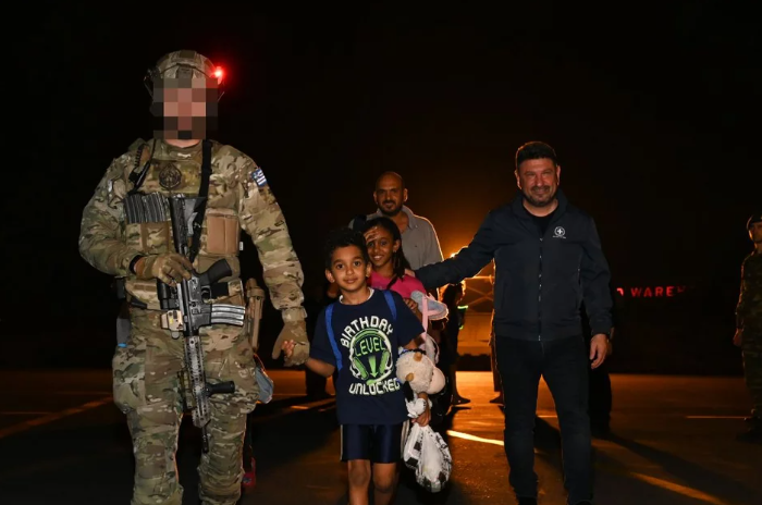 Eπιχείρηση «Κόσμος»: Συγκλονιστικές εικόνες από τον επαναπατρισμό των 17 Ελλήνων του Σουδάν