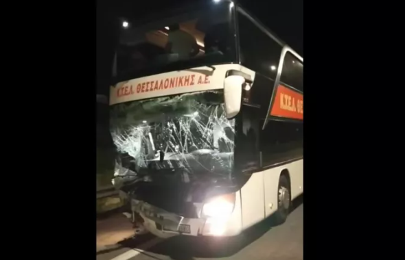 Τροχαίο δυστύχημα στην Εθνική οδό στον Πλαταμώνα: ΚΤΕΛ συγκρούστηκε με δύο ΙΧ – Nεκρός ένας 19χρονος και 6 τραυματίες (ΒΙΝΤΕΟ)