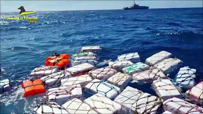 Ιταλία: Δύο τόνοι κοκαΐνης έπεσαν στη θάλασσα (ΒΙΝΤΕΟ)