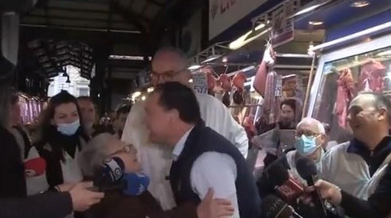 “Σ’ αγαπώ. Έτσι να είσαι, φυσικός και όμορφος. Και άβαφτος!” – Η αποθέωση του Άδωνι Γεωργιάδη από ηλικιωμένη στη Βαρβάκειο