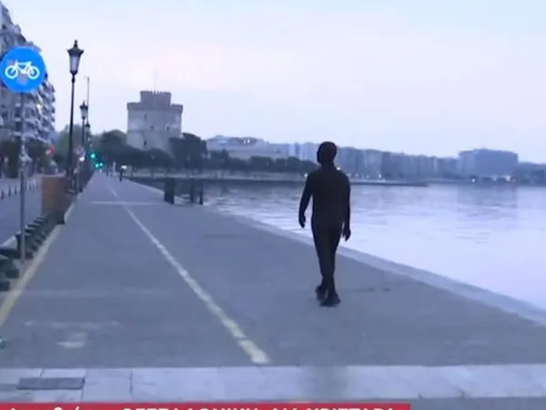 Ποιος είναι ο «άνθρωπος – σκιά» που κυκλοφορεί στη Θεσσαλονίκη (ΒΙΝΤΕΟ)