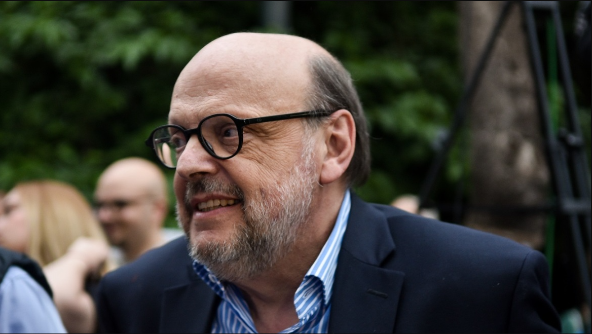 Ο Αντώναρος έδωσε on air την κάρτα του στον Χριστοδουλίδη – Χαμός στο Twitter