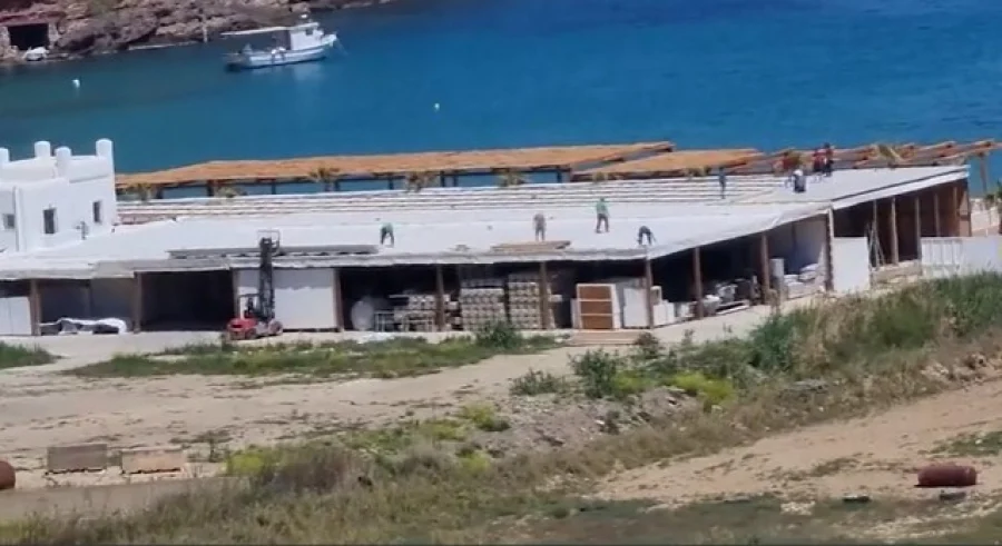 Μύκονος: Άρον – άρον κατεδαφίζουν τις αυθαίρετες κατασκευές