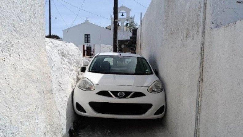 Σαντορίνη: Αυτοκίνητο σφήνωσε ανάμεσα σε δύο τοίχους (ΦΩΤΟ)