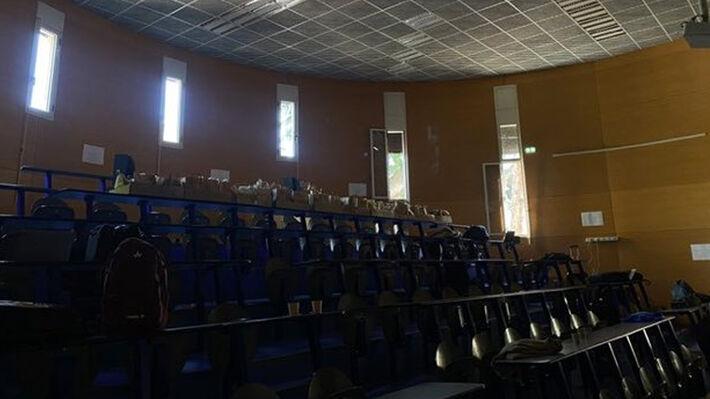 Γαλλία: Εργάτες έκοψαν το ρεύμα σε αμφιθέατρο που θα μιλούσε ο Μακρόν (ΦΩΤΟ & ΒΙΝΤΕΟ)