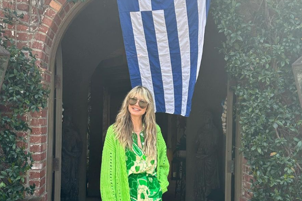 Η Χάιντι Κλουμ γιόρτασε το ελληνικό Πάσχα: Τσούγκρισε αυγά, πόζαρε με την ελληνική σημαία