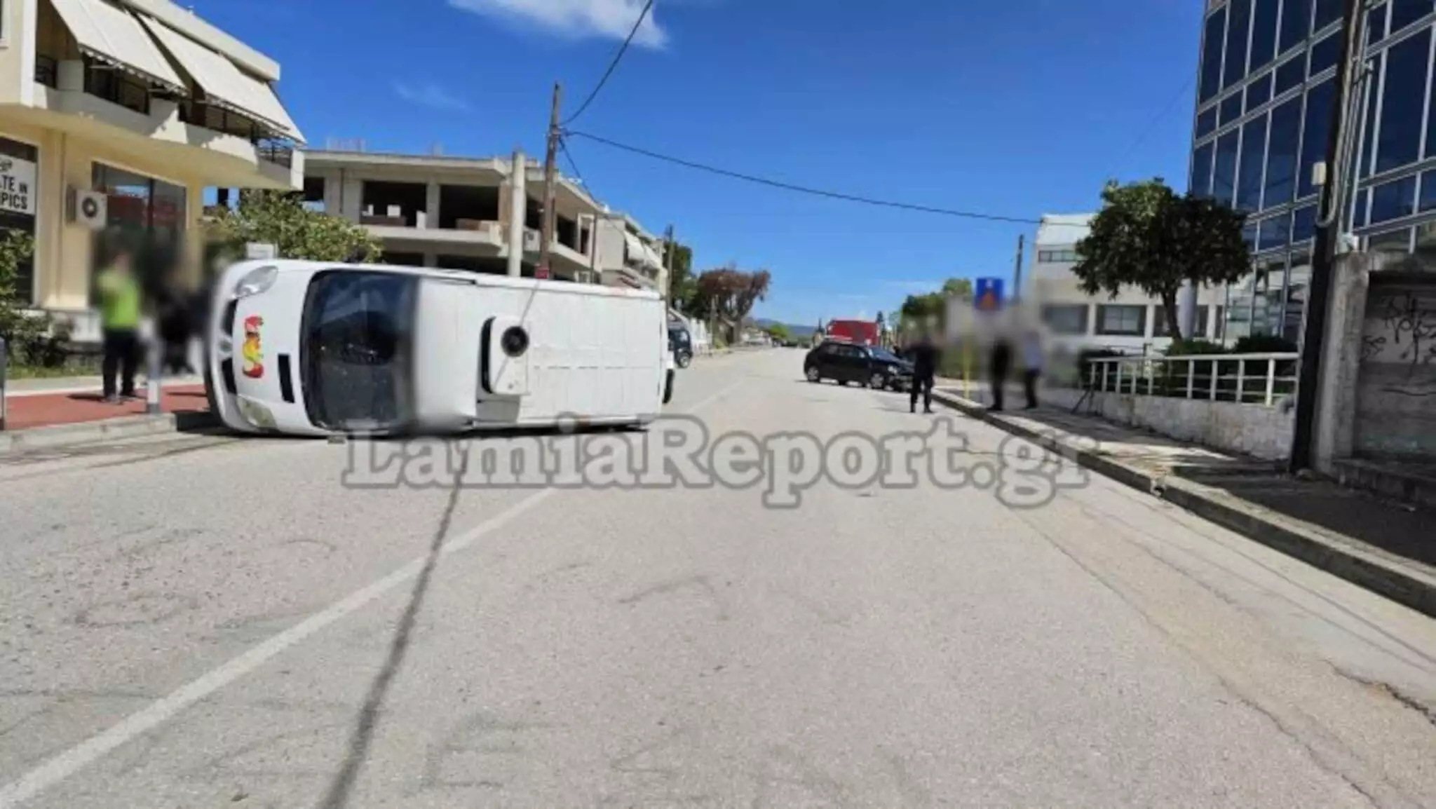 Λαμία: Σύγκρουση δύο οχημάτων μετά από παραβίαση «STOP» – Ντεραπάρισε βανάκι (ΦΩΤΟ)